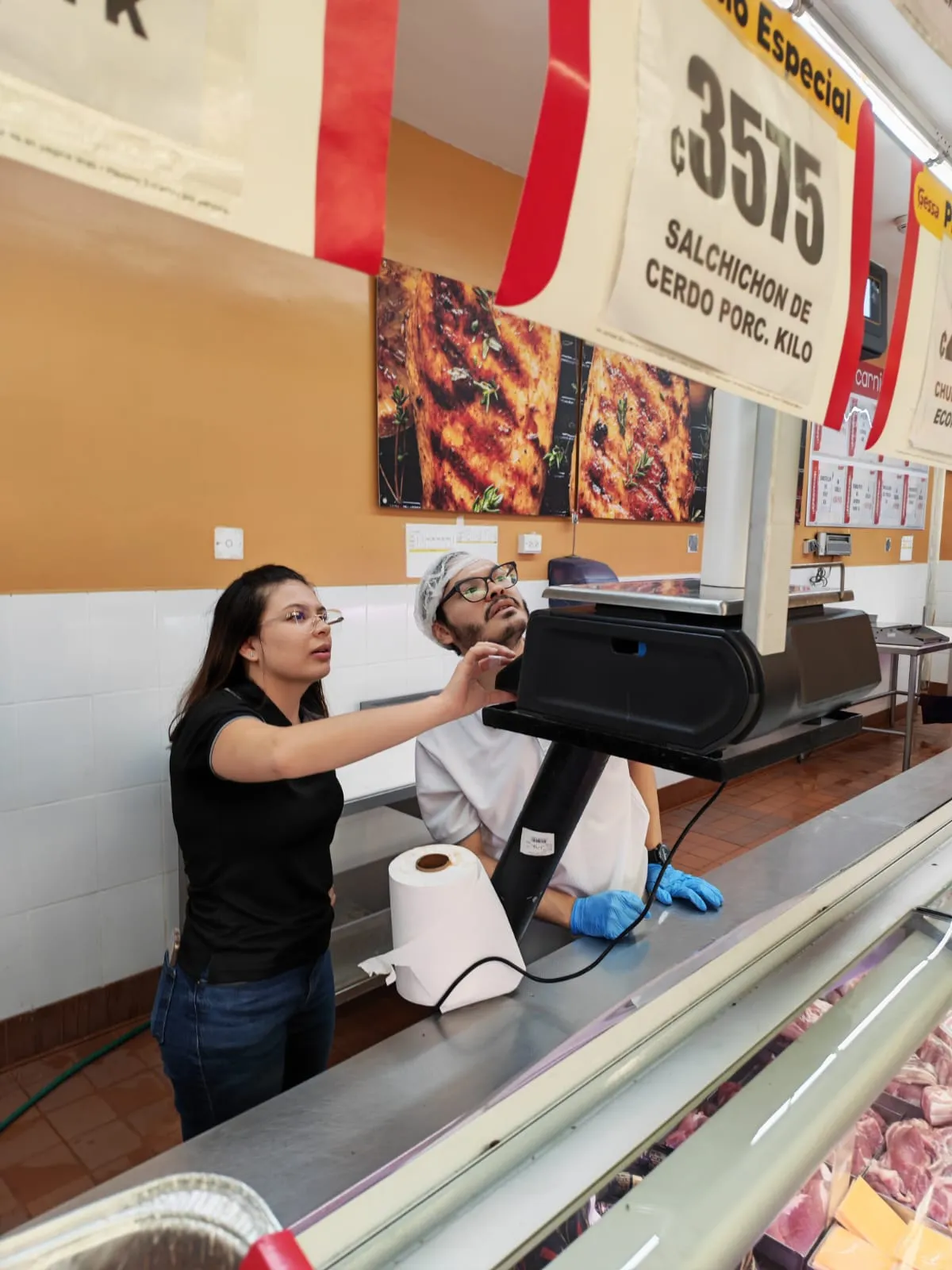 Técnico de Nexius dando asesoría en sitio junto al cliente