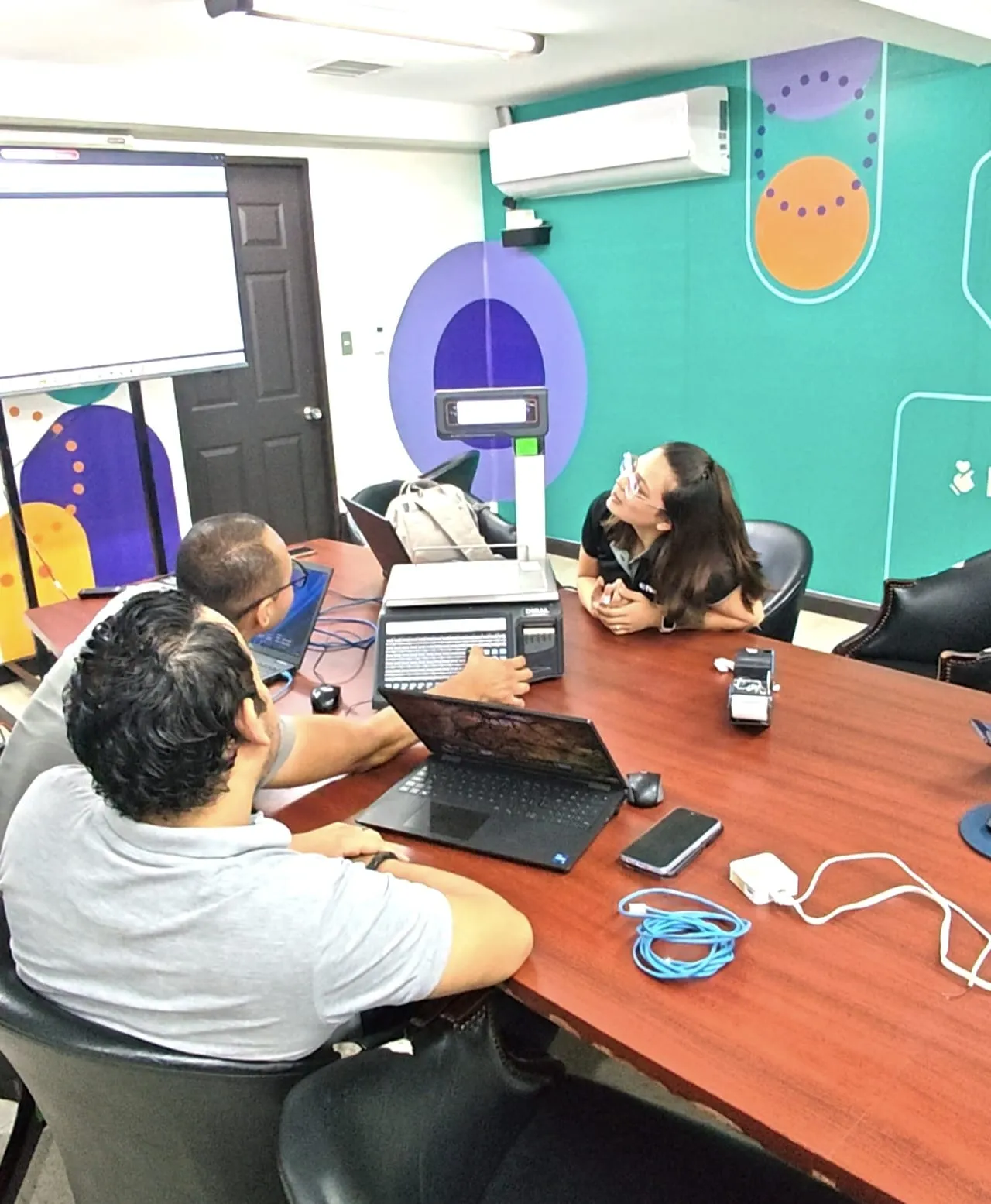 Melanie Ramos, directora técnica de Nexius, capacitando al personal de un cliente